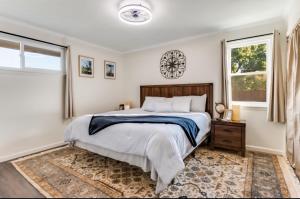 Un pat sau paturi într-o cameră la Papa's House The Ultimate DFW Family Retreat