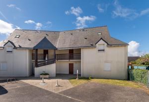 a large white house with a roof at Port et plages à deux pas in Sarzeau