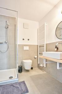 バート・テルツにあるAlte Seifensiederei - Viktorの浴槽、トイレ、洗面台を備えたバスルーム