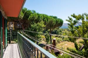 Solana de ávilaにあるLa Covachaの木々の景色を望む家のバルコニー