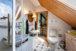 Koupelna v ubytování Sommerwind + 21 fotografií