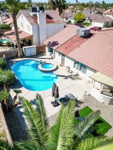 Bazén v ubytování Relaxing Oasis, 4BR, 2BA with Pool and Hot Tub nebo v jeho okolí