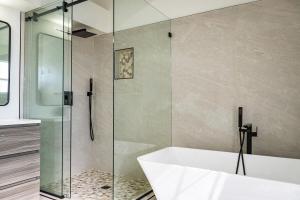 Koupelna v ubytování Relaxing Oasis, 4BR, 2BA with Pool and Hot Tub + 14 fotografií