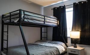 Postel nebo postele na pokoji v ubytování Relaxing Oasis, 4BR, 2BA with Pool and Hot Tub