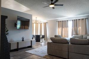 TV a/nebo společenská místnost v ubytování Relaxing Oasis, 4BR, 2BA with Pool and Hot Tub