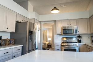 Kuchyň nebo kuchyňský kout v ubytování Relaxing Oasis, 4BR, 2BA with Pool and Hot Tub