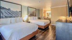 Postel nebo postele na pokoji v ubytování The Orchard Hotel Ukiah Wine Country Free Breakfast, Pool, & Hot Tub + 18 fotografií