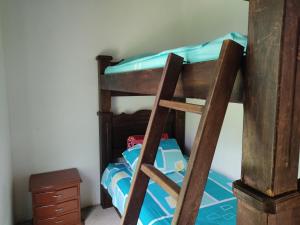 a bunk bed with a ladder in a room at Cucú Ardilla Vivienda Campestre en Pance in Cali