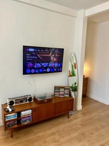 Μια τηλεόραση ή/και κέντρο ψυχαγωγίας στο Le vintage, 10 min de Disneyland, 30 min de Paris - 50 m gare- 30 min CDG aéroport +24 φωτογραφίες