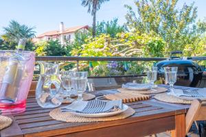 アングレットにあるBelle villa basqueの木製テーブル(グラスとナプキン付) +14枚の写真