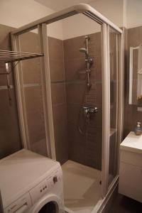 une douche dans une salle de bain avec machine à laver dans l'établissement Appartement Morzine 1000 - 6 pers, à Morzine 22 autres photos