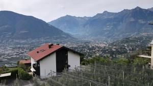 een klein huisje bovenop een berg bij Ferienwohnung Spiess in Merano +2 foto's