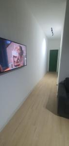 Camera bianca con TV a schermo piatto a parete di Ap Umarizal a Belém