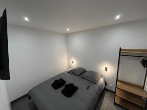 Ένα ή περισσότερα κρεβάτια σε δωμάτιο στο Cozy apartment +4 φωτογραφίες