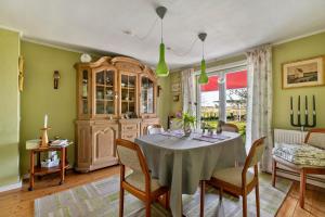 a dining room with a table and a kitchen at Ferienhaus Busch in Elpersbüttel