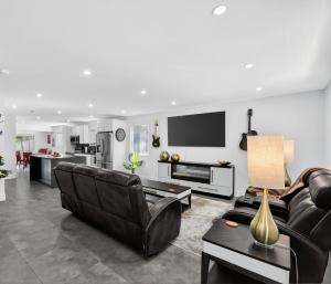 Μια τηλεόραση ή/και κέντρο ψυχαγωγίας στο Guitar House Poker Lounge Steps from Hard Rock