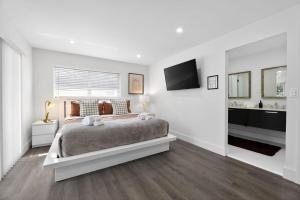 Ένα ή περισσότερα κρεβάτια σε δωμάτιο στο Guitar House Poker Lounge Steps from Hard Rock +30 φωτογραφίες