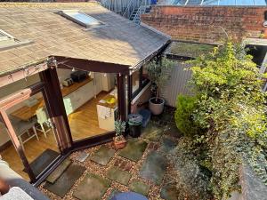 Vorderansicht eines Gartens mit Dach in der Unterkunft Stable Cottage Lytham in Lytham St Annes