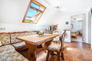 Un comedor con una mesa y un sofá. en Ferienwohnungen in Starsow, en Mirow