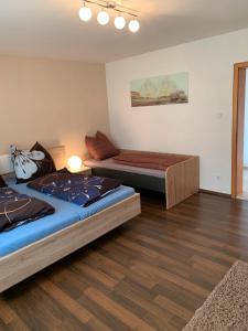 KonzellにあるFerienwohnung Ödbach mit Terrasseのベッド2台とソファのある寝室