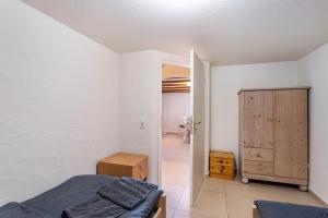 Un dormitorio con una cama y un armario de madera. en Ferienwohnung Darija, en Korbach