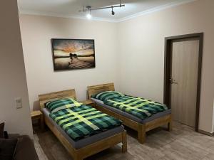 Ένα ή περισσότερα κρεβάτια σε δωμάτιο στο Tollensehus