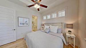 une chambre avec un lit et un ventilateur de plafond dans l'établissement Settle By The Sea, à Inlet Beach 27 autres photos