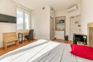 Postel nebo postele na pokoji v ubytování Logis Belledonne + 289 fotografií