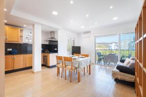 une cuisine et un salon avec une table et des chaises dans l'établissement Mont Pele, à Cullera 18 autres photos