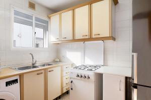 a small kitchen with a stove and a sink at Atlantico 21 in Barbate