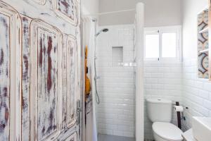 a bathroom with a toilet and a shower at Casa Basallote in El Palmar +17 photos