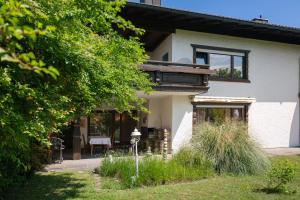 Κήπος έξω από το Wohnung im Ferienhaus Griesstätt