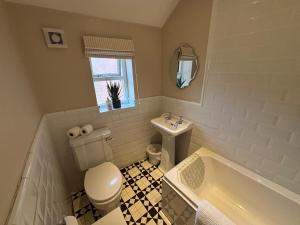 ein Badezimmer mit Toilette, Waschbecken und Badewanne in der Unterkunft Stable Cottage Lytham in Lytham St Annes + 20 Fotos