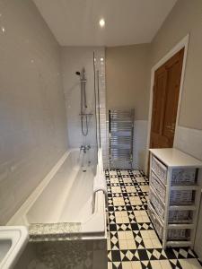 ein Badezimmer mit Badewanne und Waschbecken in der Unterkunft Stable Cottage Lytham in Lytham St Annes