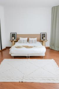 Soar Home l Airport l Olivaisにあるベッド