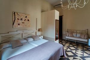 コンスエグラにあるHotel Rural La Vida de Antesの大きなベッドとシャンデリアのある寝室 +152枚の写真