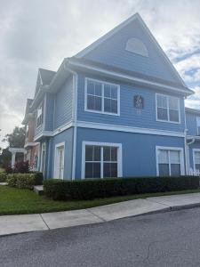 ein blaues Haus an der Seite einer Straße in der Unterkunft Luxury house in Disney in Kissimmee