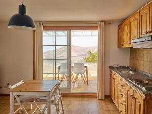 Una cocina con mesa y un comedor con vista. en Finca La Calerita B, en Uga