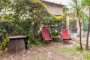 - un ensemble de chaises et d'une table dans un jardin dans l'établissement Loft vicino a Forte dei Marmi, à Seravezza