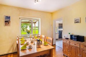 un comedor con una mesa con plátanos. en Ferienhaus Lüttje Dörp, en Blomberg