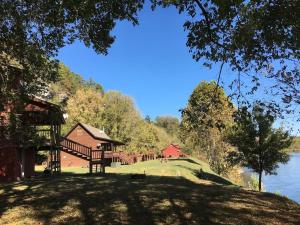 a house on a hill next to a lake at White River Landing in Calico Rock