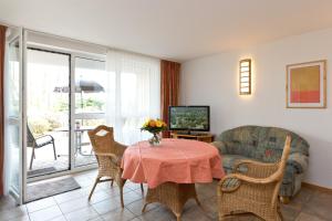 JabelFerienwohnung Maribell Jabel的客厅里有一张桌子和一张沙发 更多16张照片