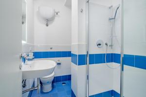 サン・テオドーロにあるSea Wave Houseの青と白のバスルーム(シンク、シャワー付) +12枚の写真