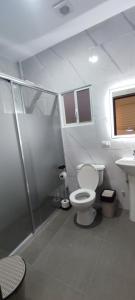 Un baño con inodoro, ducha y lavabo. en Amathea Imperial, en Machala