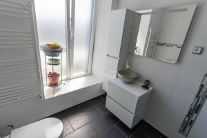 une salle de bain avec toilettes, lavabo et fenêtre dans l'établissement Cantinho Do Bairro Alto, à Alijó 34 autres photos