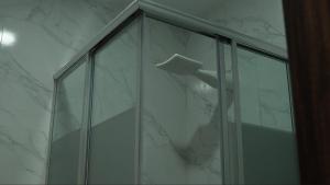 una ventana de cristal con un pájaro encima en Amathea Imperial, en Machala 44 fotos más