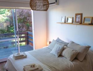 a bedroom with a bed with a large window at Verde Lillo in Necochea