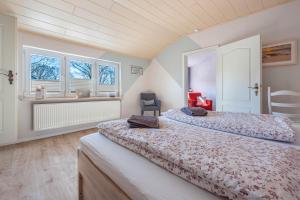 Un dormitorio con dos camas y dos ventanas. en Ferien Im Vierth, en Buchholz