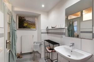 ObersasbachにあるFerienwohnung Mühlenstubeの洗面台と鏡のある白いバスルーム