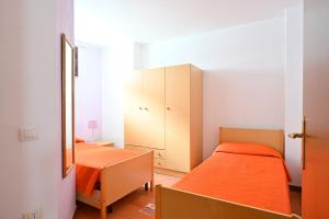 バリ・サルドにあるCasa Spaziosaのベッドルーム1室(ベッド1台、デスク、キャビネット付)